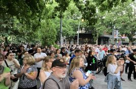 Španski list: Devojke i žene u prvim redovima građanske bune u Srbiji