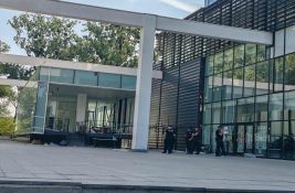 VIDEO: Policija prešla iz Filozofskog u Rektorat, pojedini zaposleni odbijaju da uđu