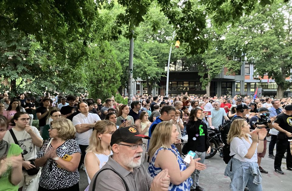 Španski list: Devojke i žene u prvim redovima građanske bune u Srbiji Španski list: Devojke i žene u prvim redovima građanske bune u Srbiji