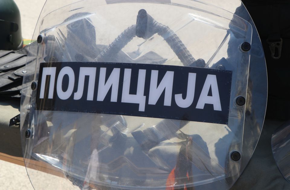 MUP: Na protestu u Kosjeriću teško povređen policajac, zadobio potres mozga MUP: Na protestu u Kosjeriću teško povređen policajac, zadobio potres mozga