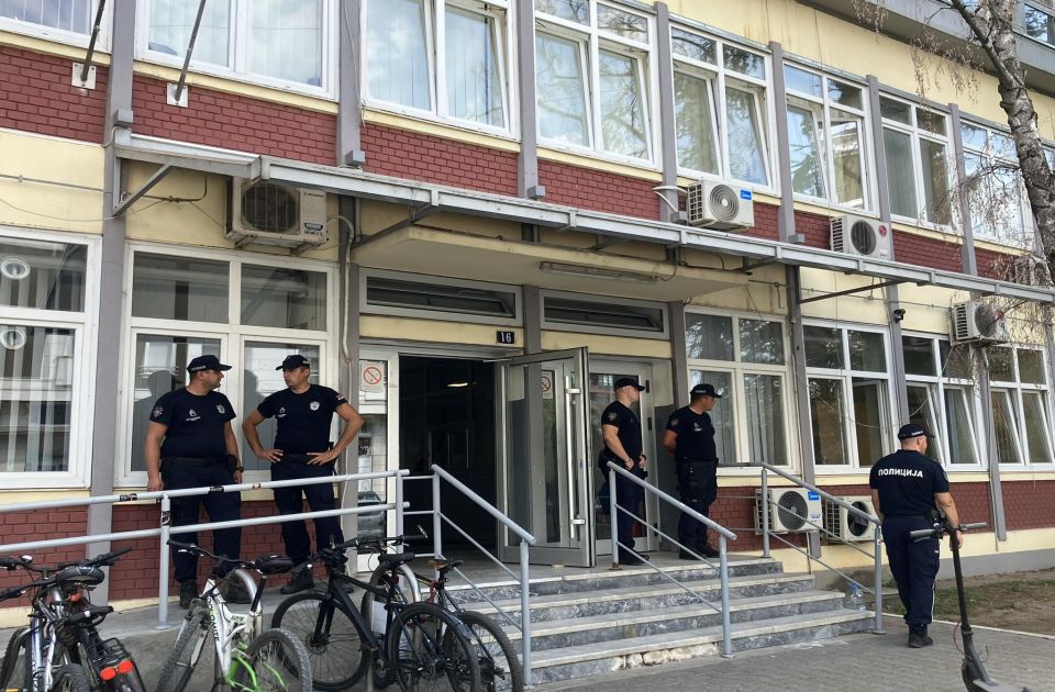 U toku sastanak studenata i dekana DIF-a: U zgradi više policajaca u opremi za razbijanje demonstracija U toku sastanak studenata i dekana DIF-a: U zgradi više policajaca u opremi za razbijanje demonstracija