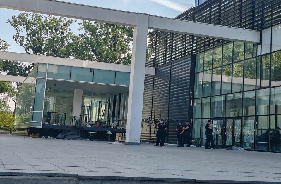 VIDEO: Policija prešla iz Filozofskog u Rektorat, pojedini zaposleni odbijaju da uđu VIDEO: Policija prešla iz Filozofskog u Rektorat, pojedini zaposleni odbijaju da uđu