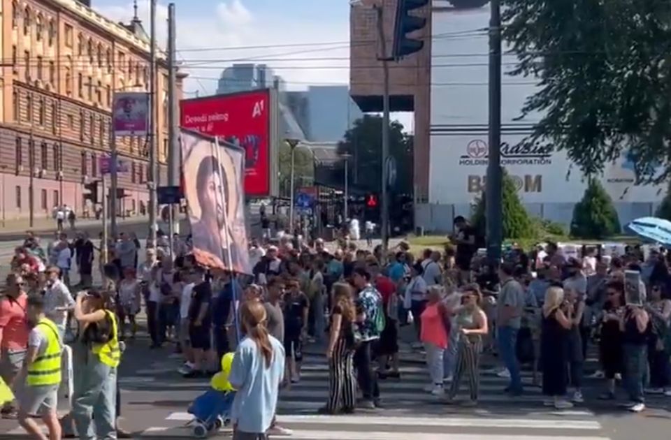 VIDEO: Protest "Indeks je jači od pendreka" u Beogradu: "Ne mogu da slome ono što nosimo u grudima" VIDEO: Protest "Indeks je jači od pendreka" u Beogradu: "Ne mogu da slome ono što nosimo u grudima"