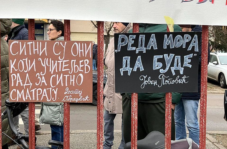 Roditelji učenika OŠ "Jovan Popović" pozivaju na sastanak: Direktor da se izjasni o aktuelnim zbivanjima Roditelji učenika OŠ "Jovan Popović" pozivaju na sastanak: Direktor da se izjasni o aktuelnim zbivanjima