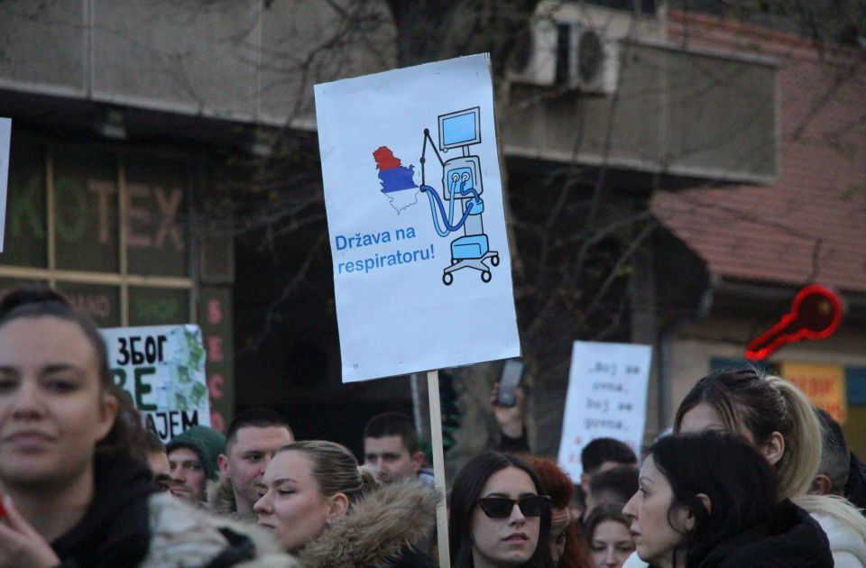 Zbor zdravstvenih radnika: Vučić kriv za represiju i nesigurnost u društvu Zbor zdravstvenih radnika: Vučić kriv za represiju i nesigurnost u društvu