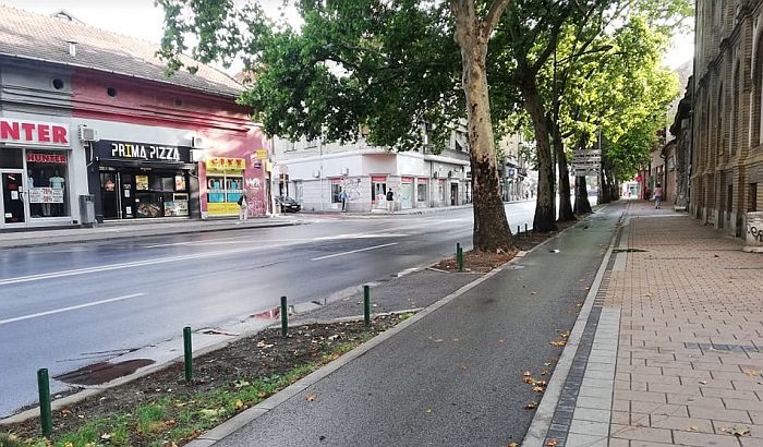 FOTO: "Nikli" stubići u Jevrejskoj da bi sprečili bahato parkiranje na zelenoj površini
