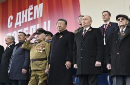 Pokloni za goste Parade pobede u Moskvi: Knjiga, kačket, društvena igra...