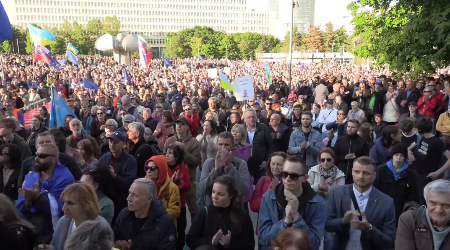 FOTO: Protesti u Slovačkoj zbog boravka Fica na proslavi Dana pobede u Moskvi FOTO: Protesti u Slovačkoj zbog boravka Fica na proslavi Dana pobede u Moskvi