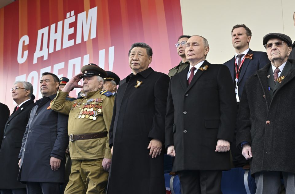 Pokloni za goste Parade pobede u Moskvi: Knjiga, kačket, društvena igra... Pokloni za goste Parade pobede u Moskvi: Knjiga, kačket, društvena igra...