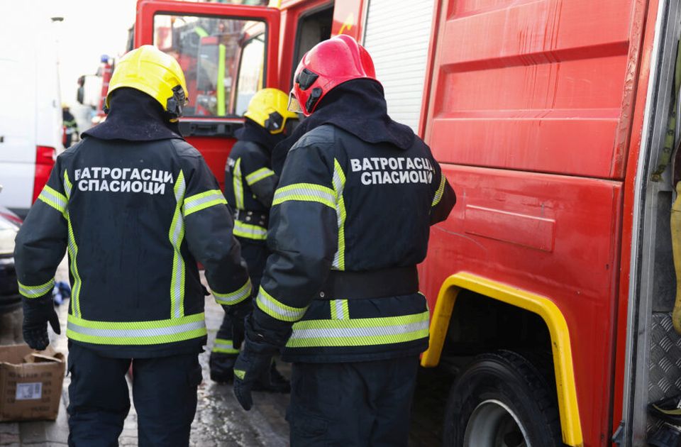 Požar u Jakovu kraj Beoograda, na terenu 15 vatrogasaca