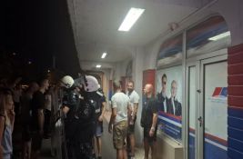 VIDEO Studenti i Zborovi ispred prostorija SNS u Novom Sadu ostavili poruku: 