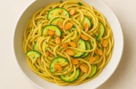 Letnji zalogaj: Pasta sa tikvicama, limunom i bademima