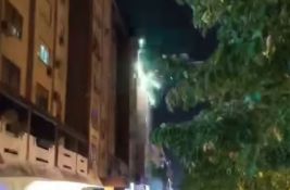 VIDEO: Naprednjaci vatrometom gađaju zgradu u Novom Sadu