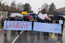 Skup podrške direktoru škole u Pivnicama: Prijavljen zbog plakata 