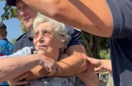 VIDEO: Policija vukla baku od 80 godina na Savskom keju