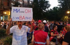 FOTO, VIDEO: Učesnici protesta krenuli iz kampusa, pristalice SNS-a ispred stranačkih prostorija