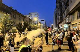 FOTO, VIDEO: Sukobi ispred prostorija SNS u Stražilovskoj, bačeni topovski udari