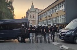 U više mesta večeras se održavaju protesti, policija kod prostorija SNS-a
