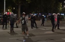 VIDEO Protesti širom Srbije: U Beogradu sukob demonstranata i policije, Vučić u Ćacilendu