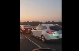 Na Mostu slobode parkiran veliki broj automobila - sa prelepljenim tablicama