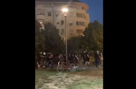 VIDEO: Pogledajte SNS batinaše sa štanglama kako kreću na građane u Novom Sadu