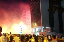 Novosadska policija: Napad na prostorije SNS u Novom Sadu, povređen policajac