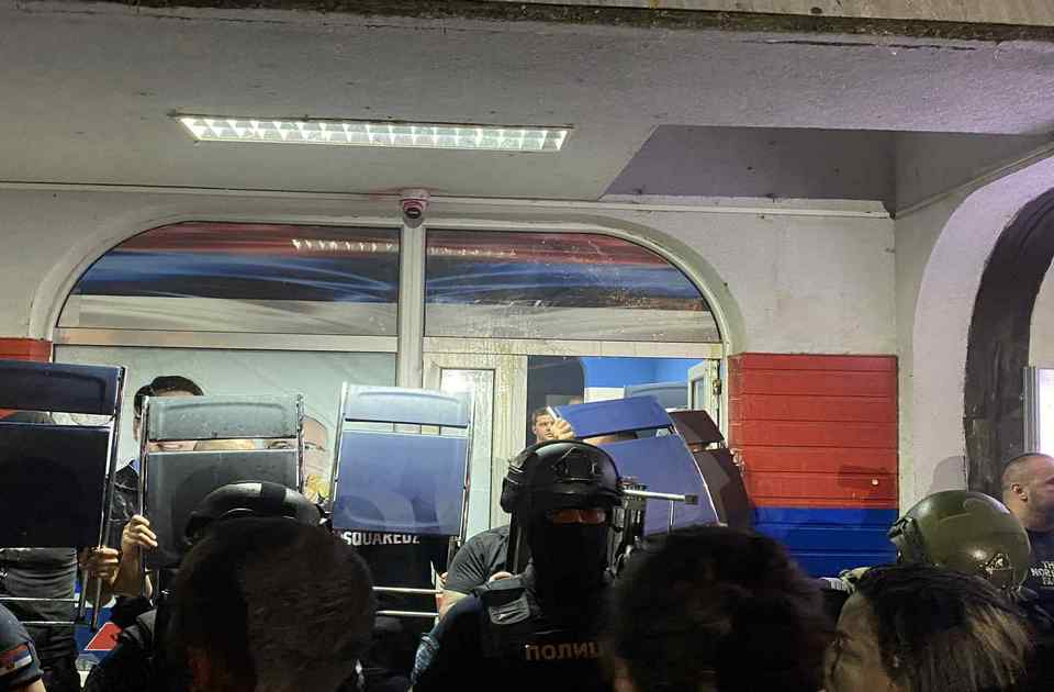VIDEO, FOTO: Sukobi i ispred SNS prostorija u Novom Sadu, stranački aktivisti opremljeni stolicama, letvama...