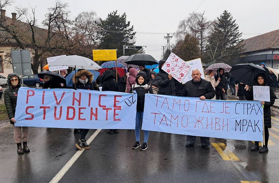 Skup podrške direktoru škole u Pivnicama: Prijavljen zbog plakata "Nemoj da budeš ćaci, smeće u kantu baci"
