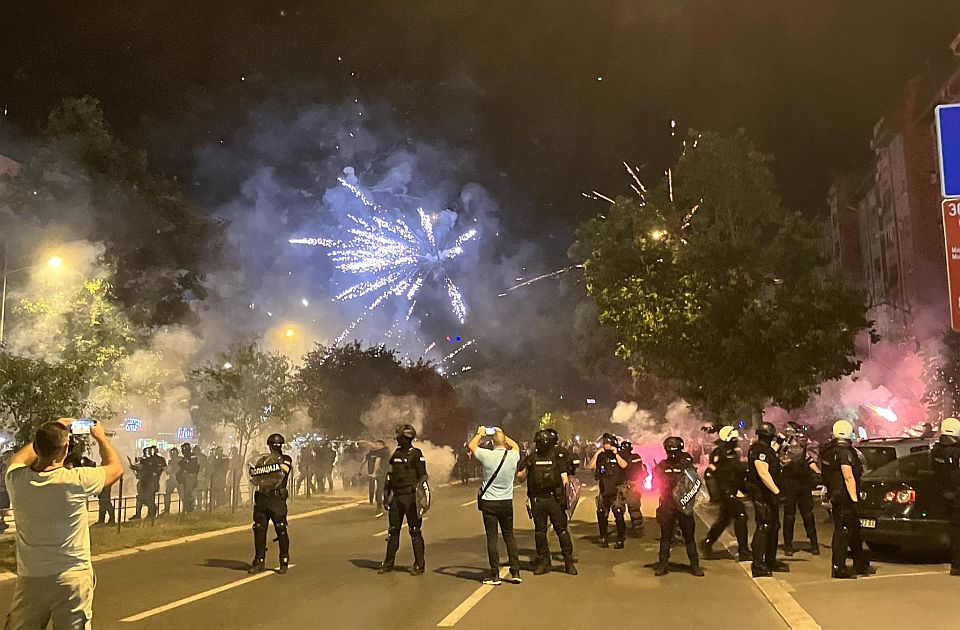 UŽIVO VIDEO: Nastavlja se sukoba SNS-a i građana, pirotehnikom na demonstrante na Bulevaru oslobođenja