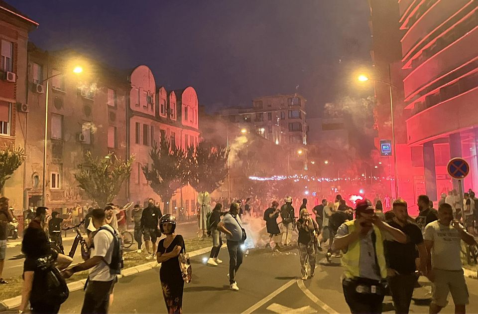 FOTO, VIDEO: Iz prostorija SNS u Novom Sadu na učesnike protesta bačeni topovski udari i vatromet