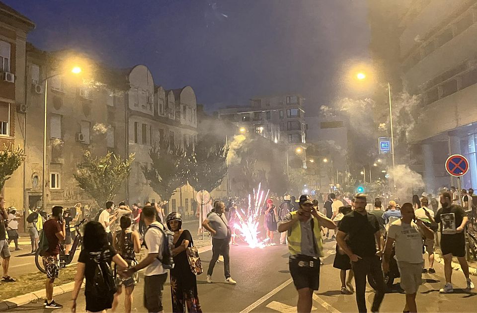 FOTO, VIDEO: Iz prostorija SNS na učesnike protesta bačeni topovski udari i vatromet FOTO, VIDEO: Iz prostorija SNS na učesnike protesta bačeni topovski udari i vatromet