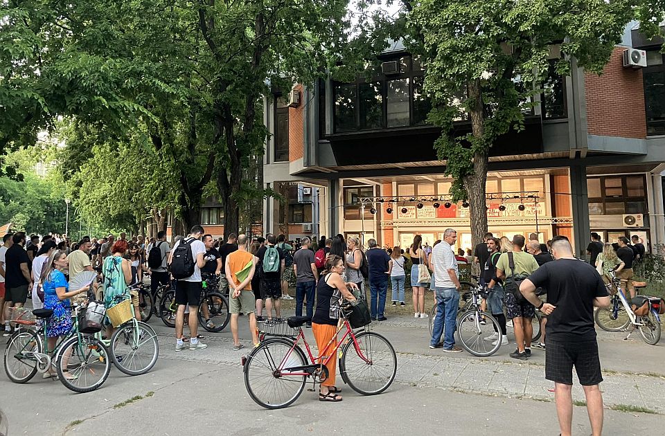 FOTO: Učesnici protesta okupljaju se u kampusu, pristalice SNS-a ispred prostorija u Stražilovskoj
