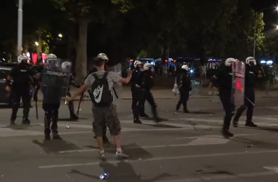 VIDEO Protesti širom Srbije: U Beogradu sukob demonstranata i policije, Vučić u Ćacilendu