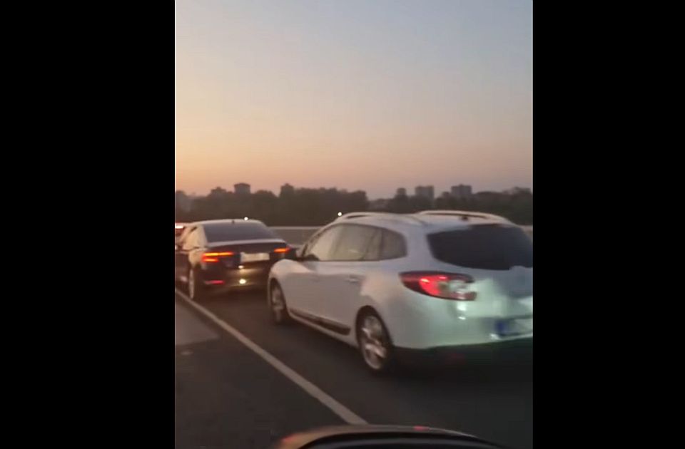Na Mostu slobode parkiran veliki broj automobila - sa prelepljenim tablicama Na Mostu slobode parkiran veliki broj automobila - sa prelepljenim tablicama