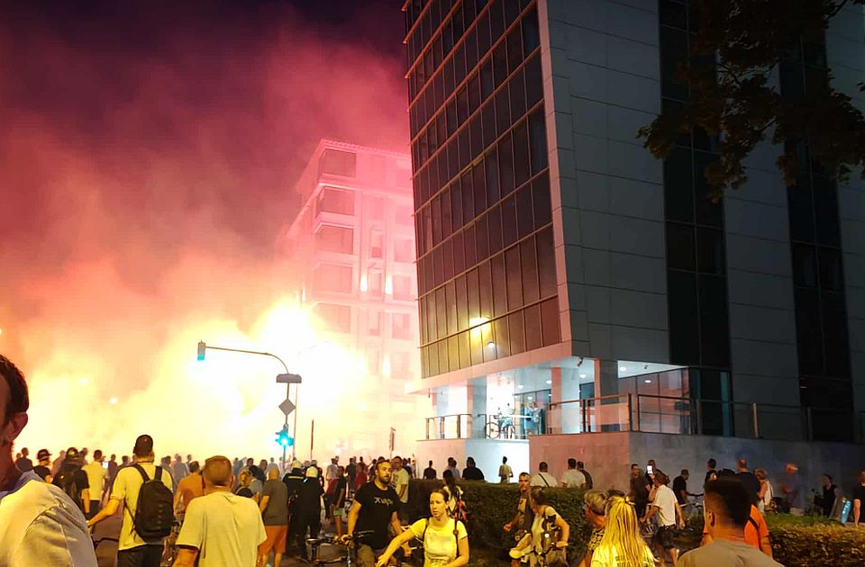 Novosadska policija: Napad na prostorije SNS u Novom Sadu, povređen policajac Novosadska policija: Napad na prostorije SNS u Novom Sadu, povređen policajac