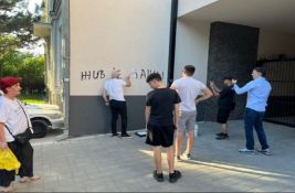 Građani i aktivisti prekrečili grafite mržnje u Novom Sadu