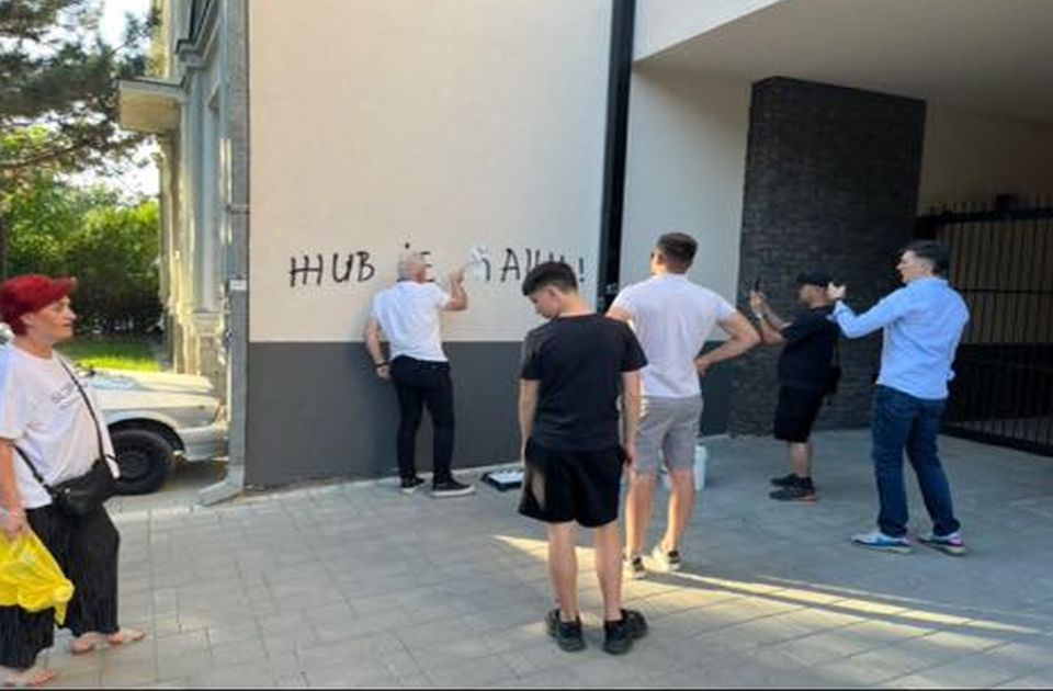 Građani i aktivisti prekrečili grafite mržnje u Novom Sadu