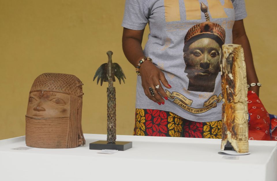 VIDEO: Holandija vratila Nigeriji 119 skulptura koje je ukrala tokom kolonijalne ere VIDEO: Holandija vratila Nigeriji 119 skulptura koje je ukrala tokom kolonijalne ere