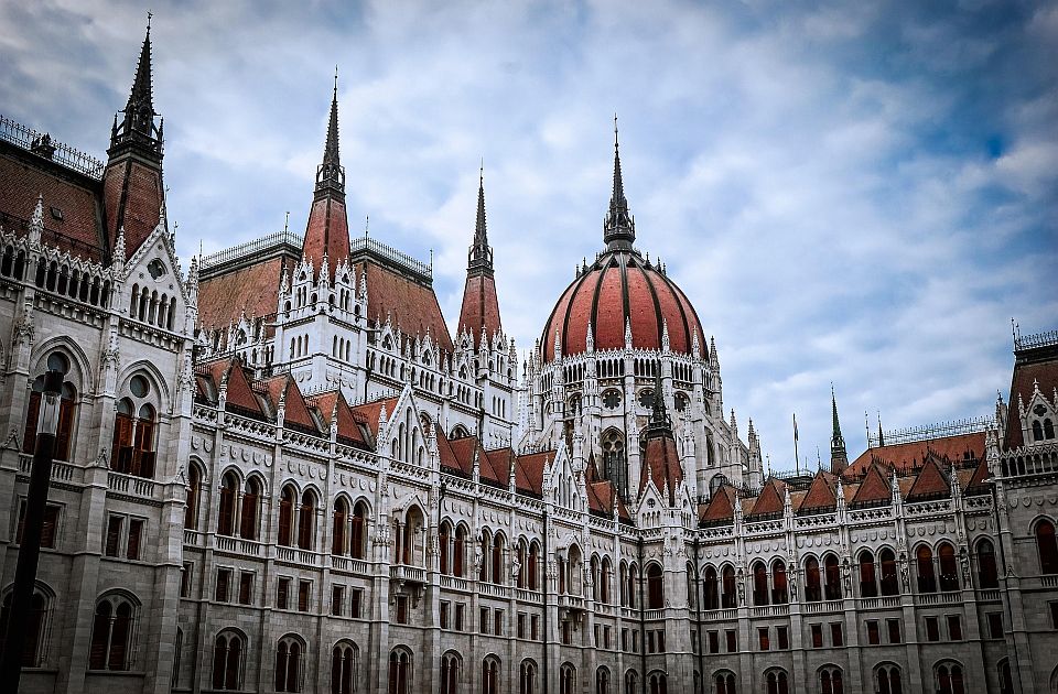 Mađarski parlament u utorak bira predsednika, Mađar još uvek nije objavio kandidata