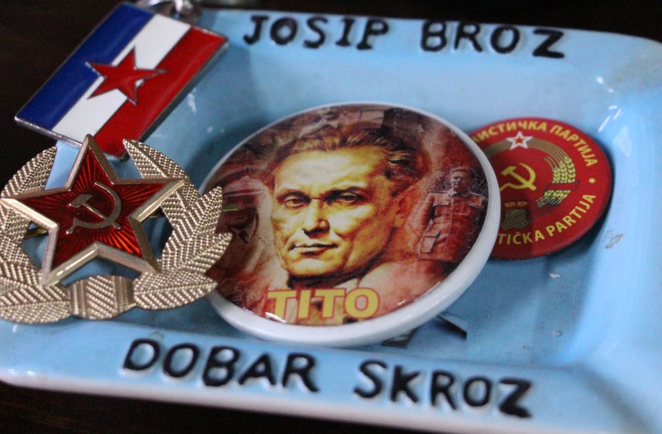 Kažnjen sa 2.000 evra zbog preglasnih partizanskih pesama: Navodno jurio komšije sa zvučnikom