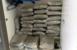 FOTO: Dvojac iz Priboja uhapšen zbog 79 kg marihuane, kokaina, heroina, smeše za uvećanje mase droge i vagica