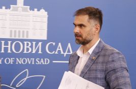 FOTO: Novosadska vlast poklonila dva kamiona i mašinu Kuli pred izbore