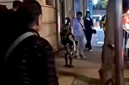 VIDEO: Žena završila u bolnici nakon što ju je uplašio humanoidni robot
