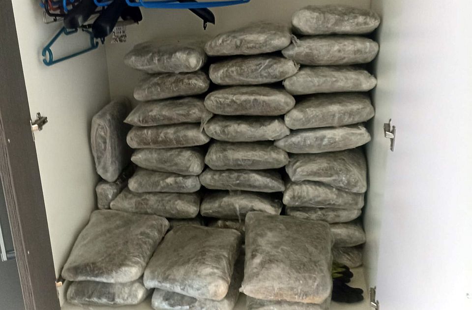 FOTO: Dvojac iz Priboja uhapšen zbog 79 kg marihuane, kokaina, heroina, smeše za uvećanje mase droge i vagica