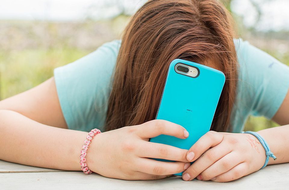 Poljska planira zabranu mobilnih telefona u osnovnim školama