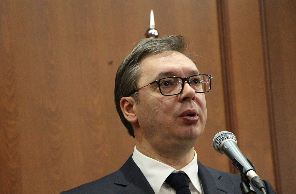 Vučić sazvao hitan sastanak sa ministrima i institucijama zbog cena nafte i goriva