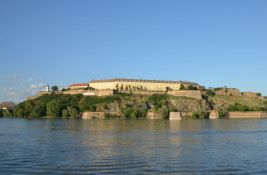 Muškarac povređen u padu sa bedema Petrovaradinske tvrđave, u svesnom stanju prevezen u KCV