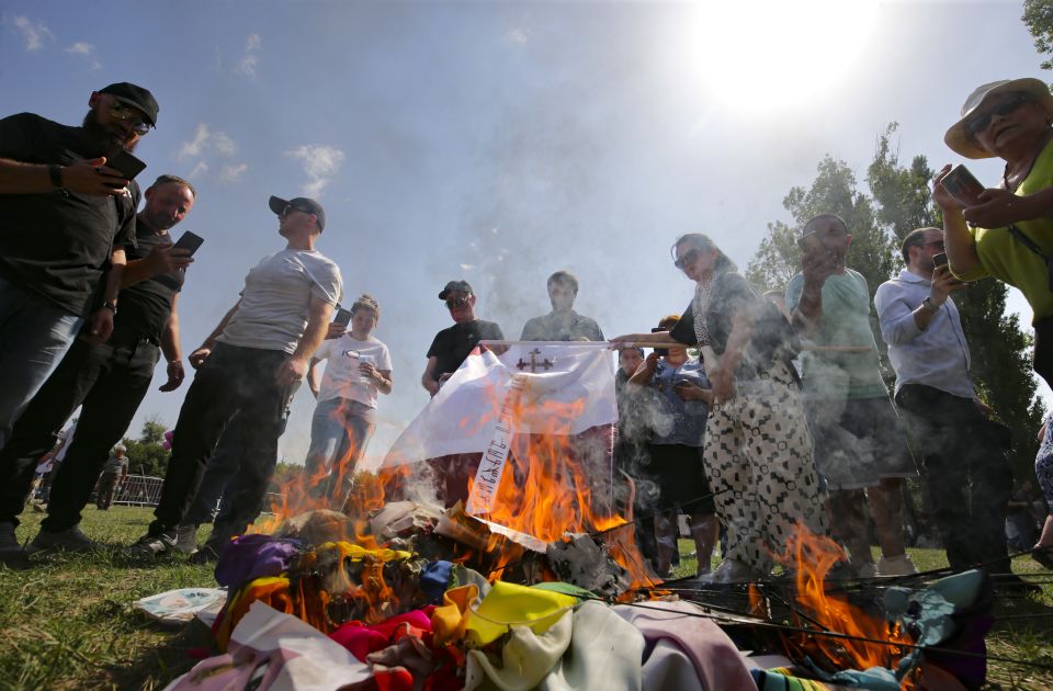 VIDEO: U Gruziji otkazan Festival ponosa jer su ultradesničari demolirali mesto održavanja