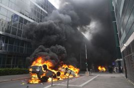 Tokom novogodišnje noći u Francuskoj zapaljeno više od 700 automobila: Neredi i hapšenja po zemlji