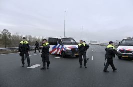 Neredi i u Holandiji: Uhapšeno više od 200 osoba, povređeni policajci, poginuo mladić zbog vatrometa